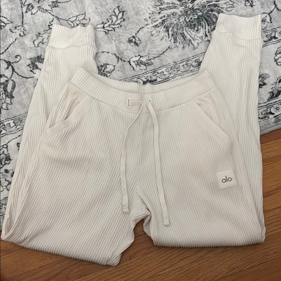 ALO Yoga Pants - ALO yoga muse jogger ivory size small